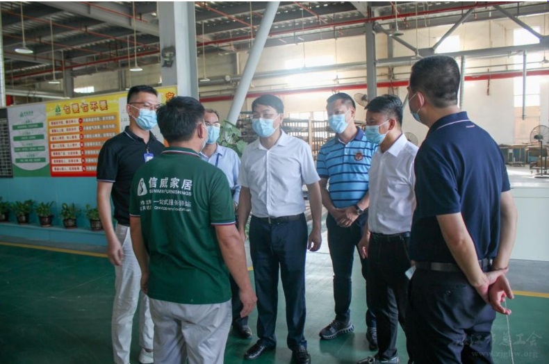 湛江市人大副主任、總工會(huì)主席李更盛率隊(duì)到信威集團(tuán)開(kāi)展勞模慰問(wèn)活動(dòng)